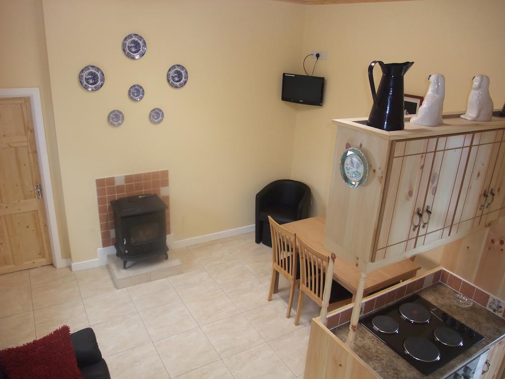Katie'S Cottage Achill Sound Room photo
